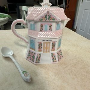 Lenox Village Creamery and Spoon. #lenox #spicevillage #lenoxspicevillage #tea